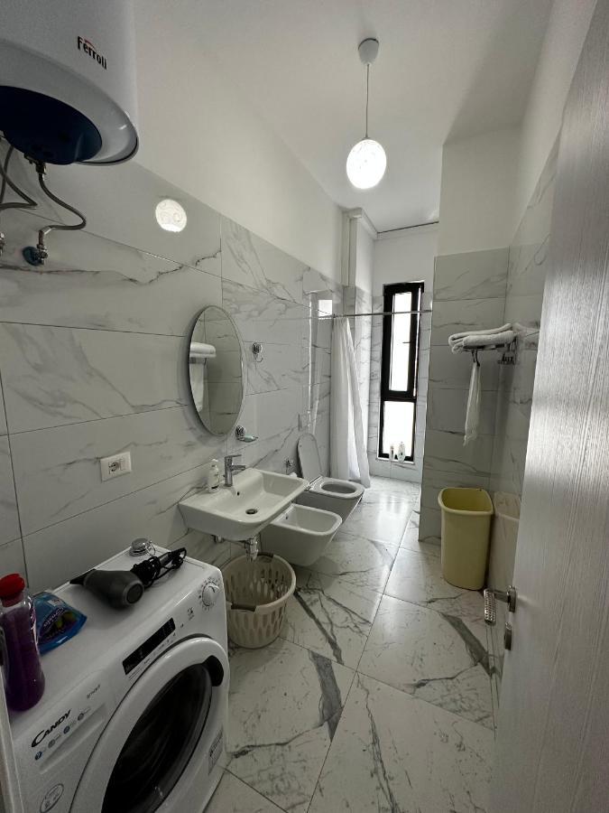 Myhouse At 21 Dhjetori Apartman Tirana Kültér fotó